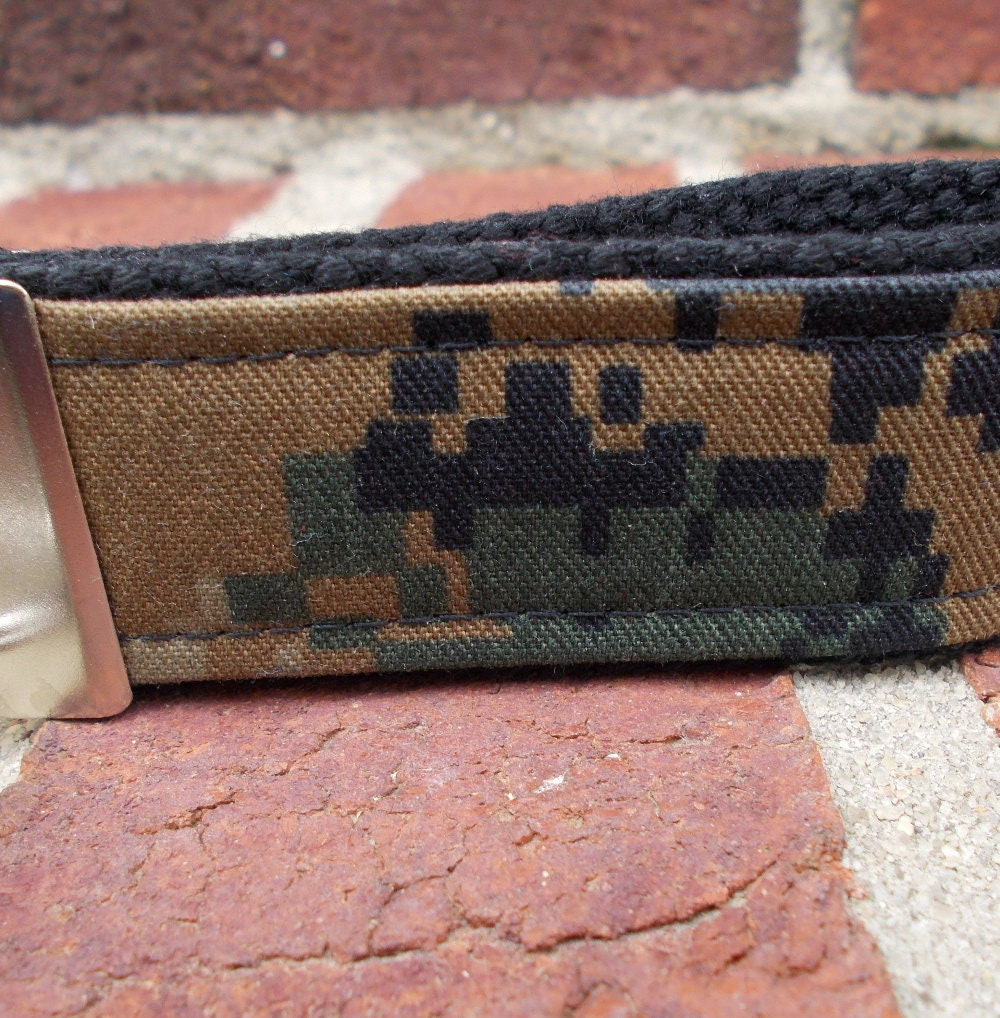 Camo Mini Key FOB Keychain for Him - Mini Keychain for Boyfriend, Husband, Father Ideal as Belt Loop Keychain