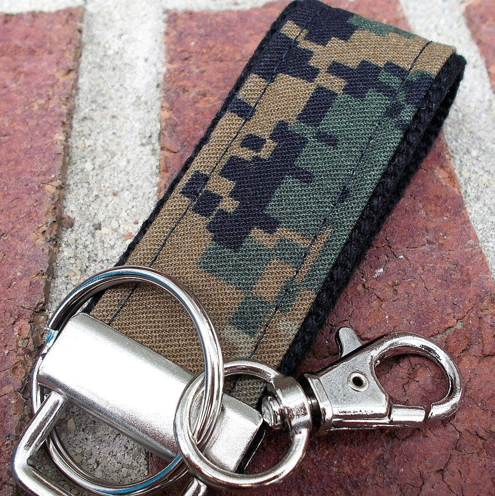 Camo Mini Key FOB Keychain for Him - Mini Keychain for Boyfriend, Husband, Father Ideal as Belt Loop Keychain