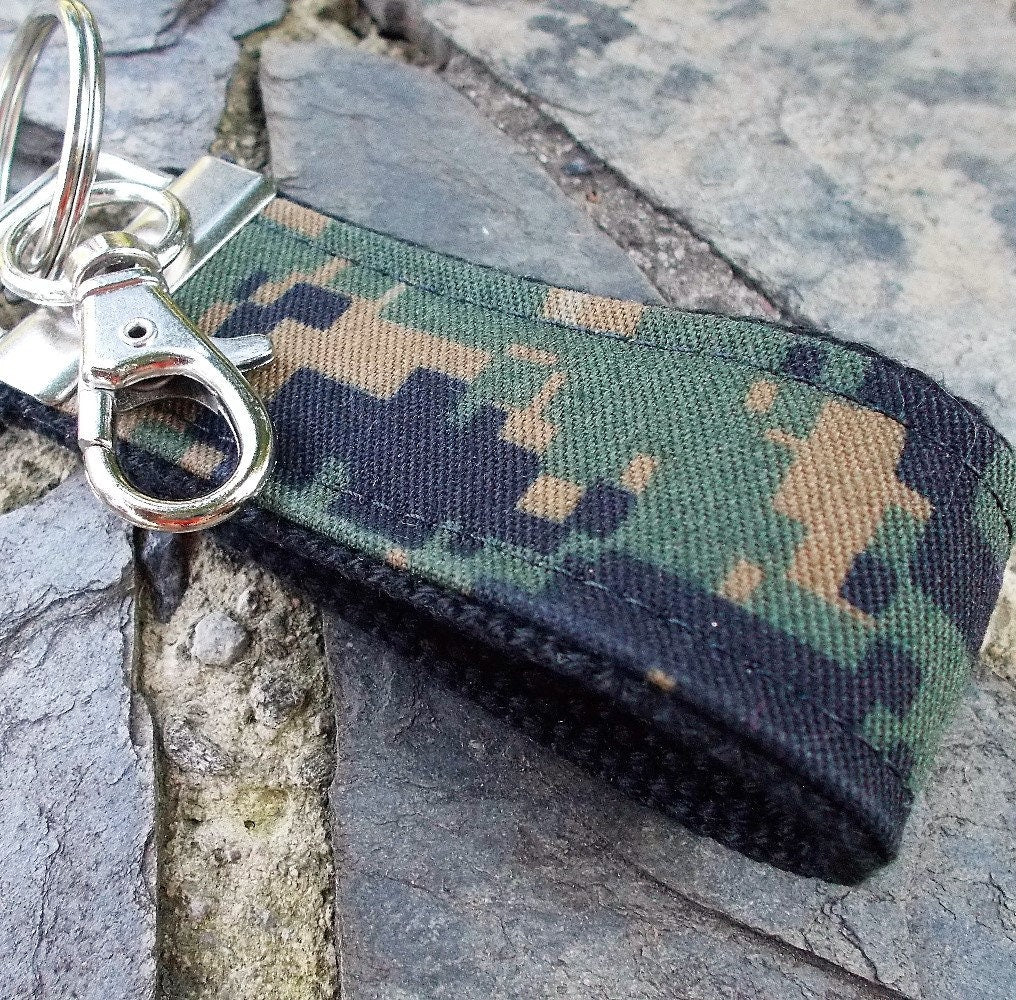 Camo Mini Key FOB Keychain for Him - Mini Keychain for Boyfriend, Husband, Father Ideal as Belt Loop Keychain