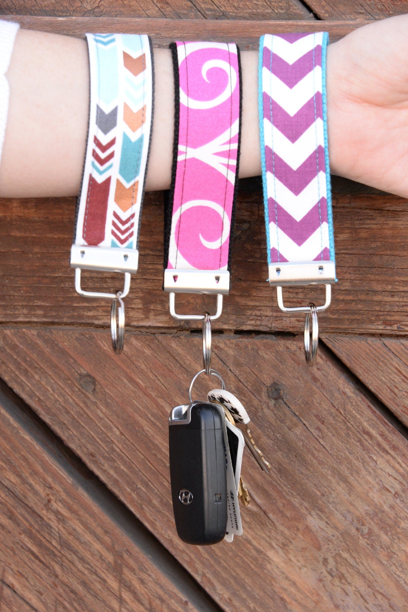 Arrow Keychain Grey Gray