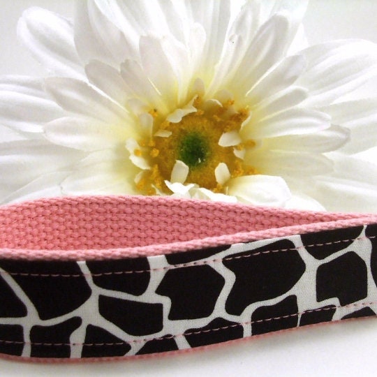 Pink and Black Giraffe Keychain, Animal Print Keychain, Giraffe Wristlet Keychain, Gift For Mom, Thank you Gift, Giraffe Key Fob Wristlet