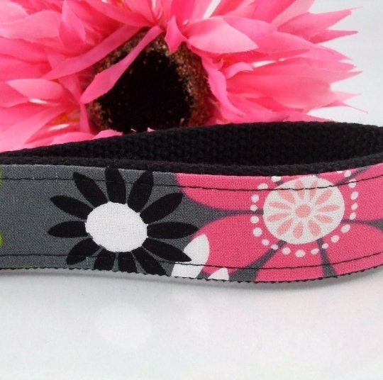 Floral Keychain in Grey Pink