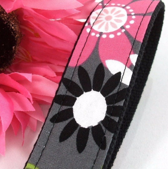 Floral Keychain in Grey Pink