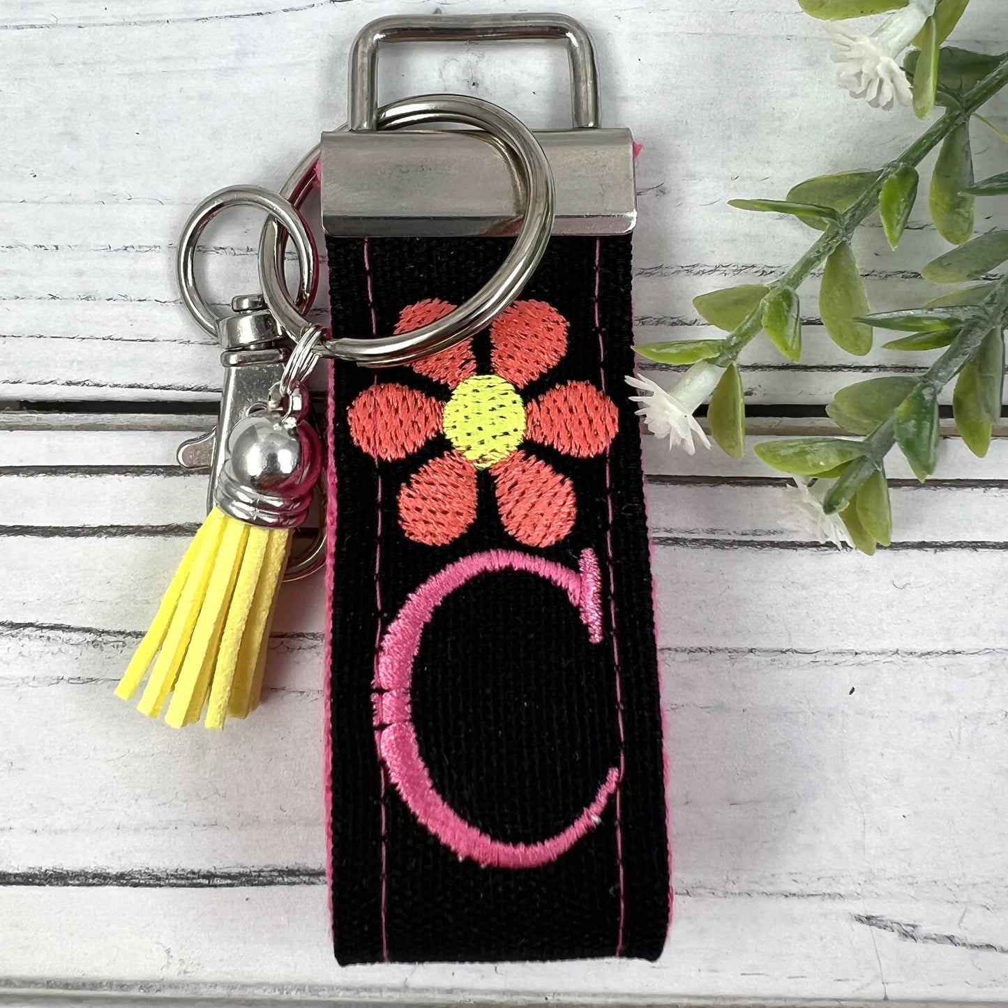 Handmade Hippie Flower Keychain, Groovy Flowers, Customizable Keychain, Personalized Keychain, Luggage Tag, Moving Away Gift, Step Mom Gift