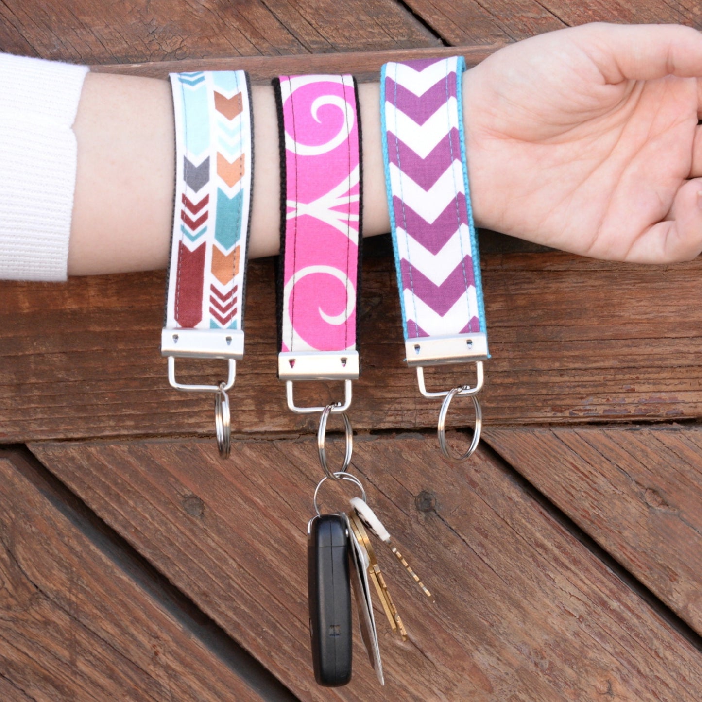 Wristlet Keychain Cute, Flowers Keychain, Daisies Gifts, Teacher Gift, Wrist Keychain, Floral Gifts, Retirement Gifts, Blue Keychain