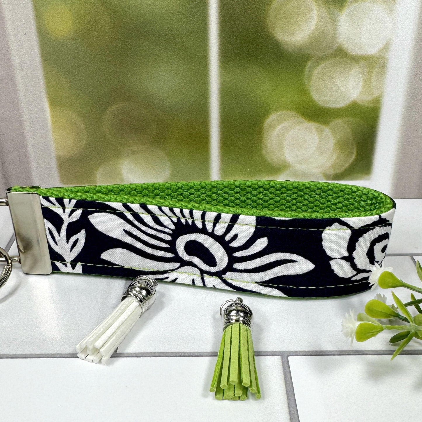 Wristlet Keychain Cute, Flowers Keychain, Daisies Gifts, Teacher Gift, Wrist Keychain, Floral Gifts, Retirement Gifts, Blue Keychain