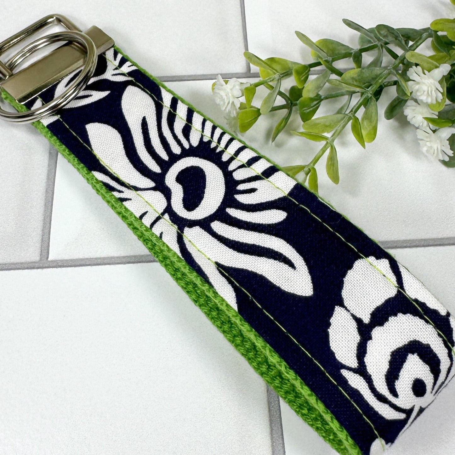 Wristlet Keychain Cute, Flowers Keychain, Daisies Gifts, Teacher Gift, Wrist Keychain, Floral Gifts, Retirement Gifts, Blue Keychain