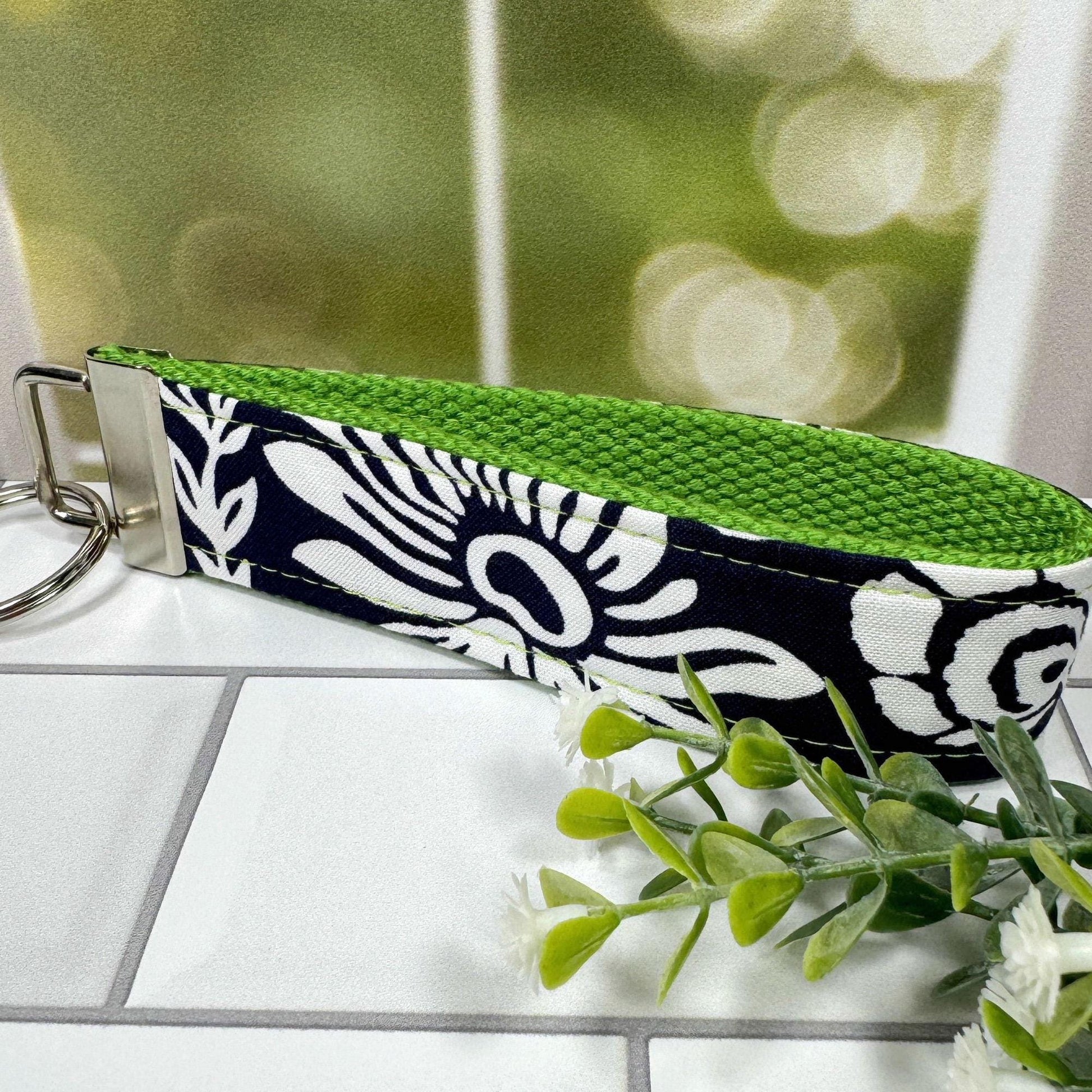 Wristlet Keychain Cute, Flowers Keychain, Daisies Gifts, Teacher Gift, Wrist Keychain, Floral Gifts, Retirement Gifts, Blue Keychain