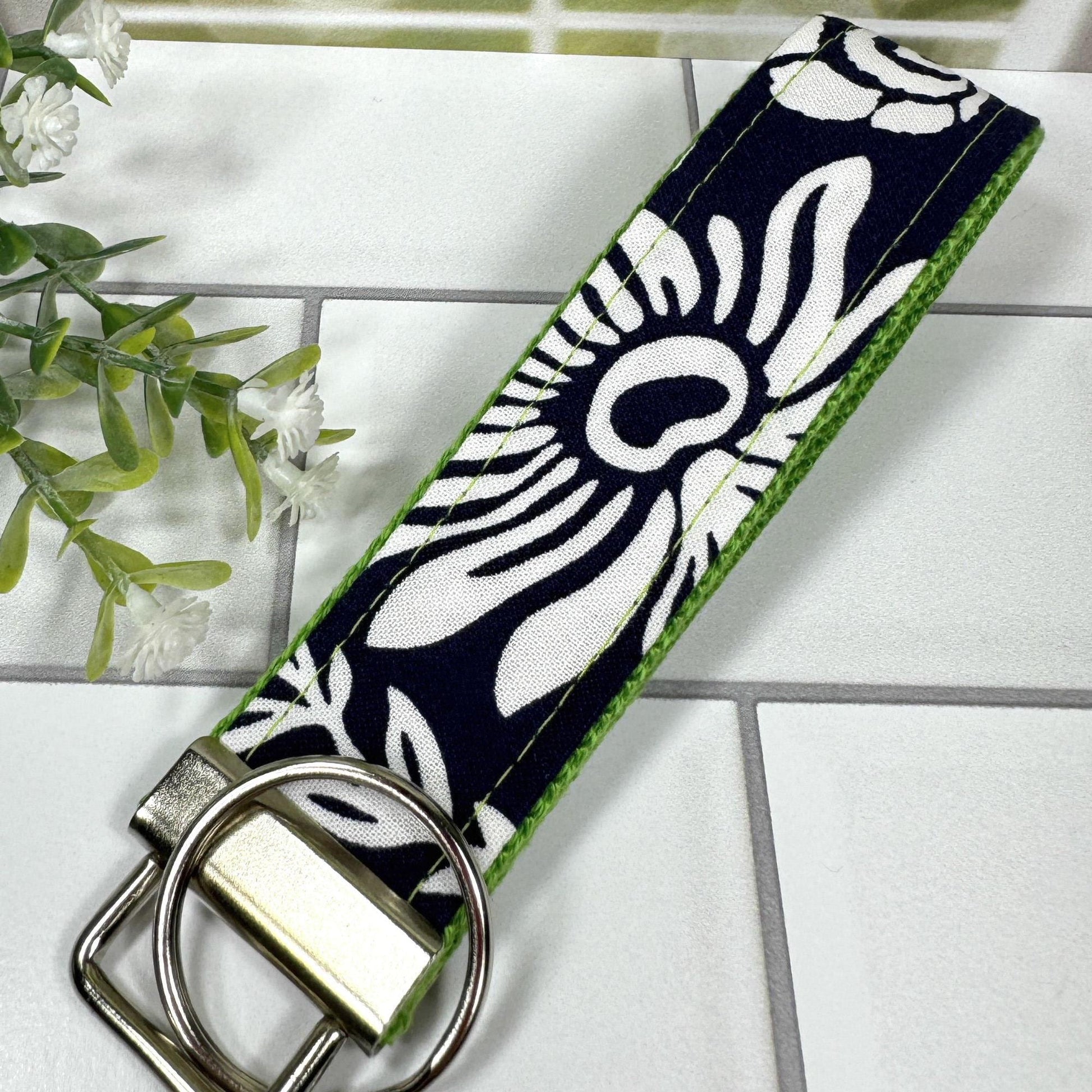 Wristlet Keychain Cute, Flowers Keychain, Daisies Gifts, Teacher Gift, Wrist Keychain, Floral Gifts, Retirement Gifts, Blue Keychain