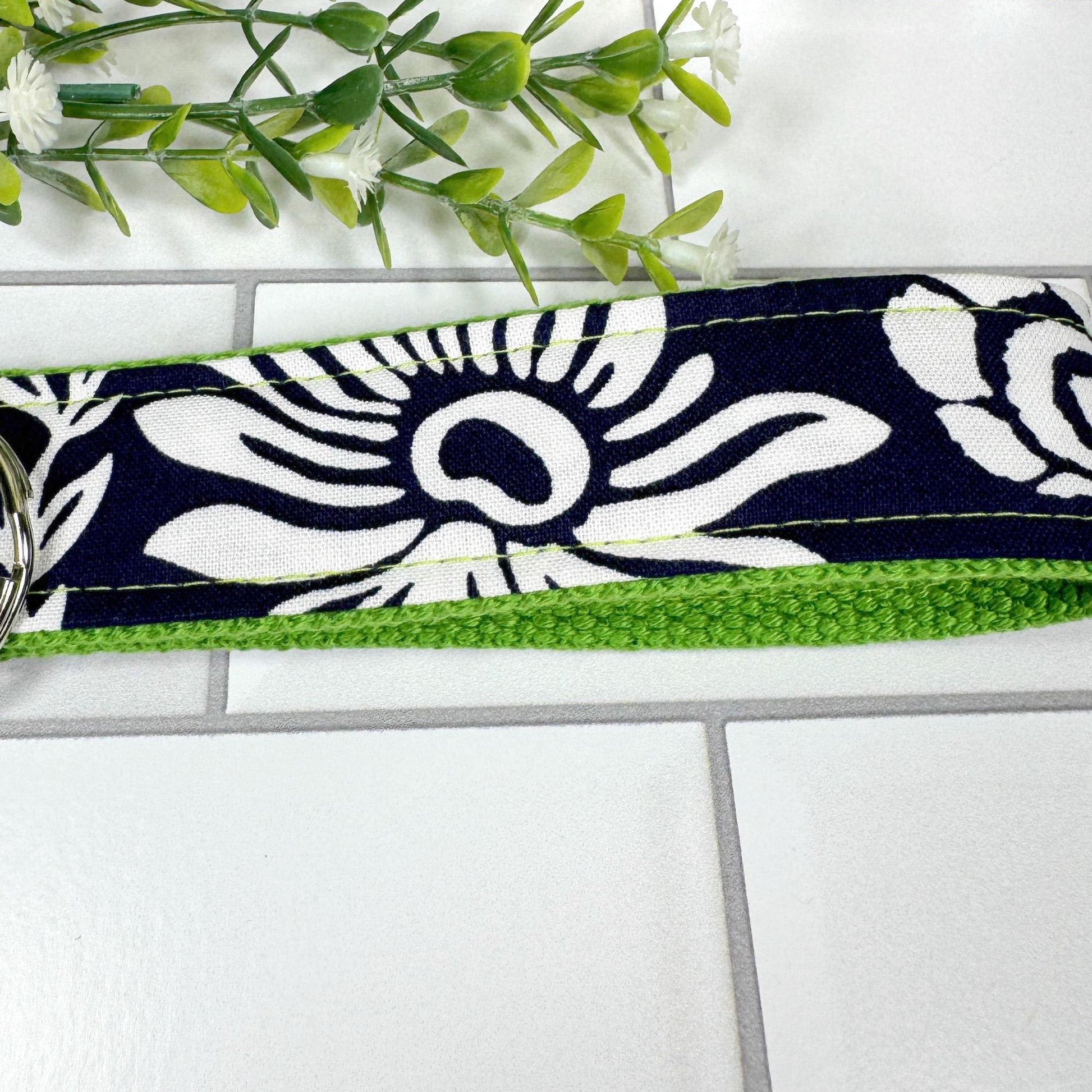 Wristlet Keychain Cute, Flowers Keychain, Daisies Gifts, Teacher Gift, Wrist Keychain, Floral Gifts, Retirement Gifts, Blue Keychain