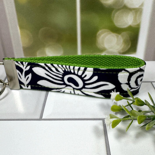 Wristlet Keychain Cute, Flowers Keychain, Daisies Gifts, Teacher Gift, Wrist Keychain, Floral Gifts, Retirement Gifts, Blue Keychain