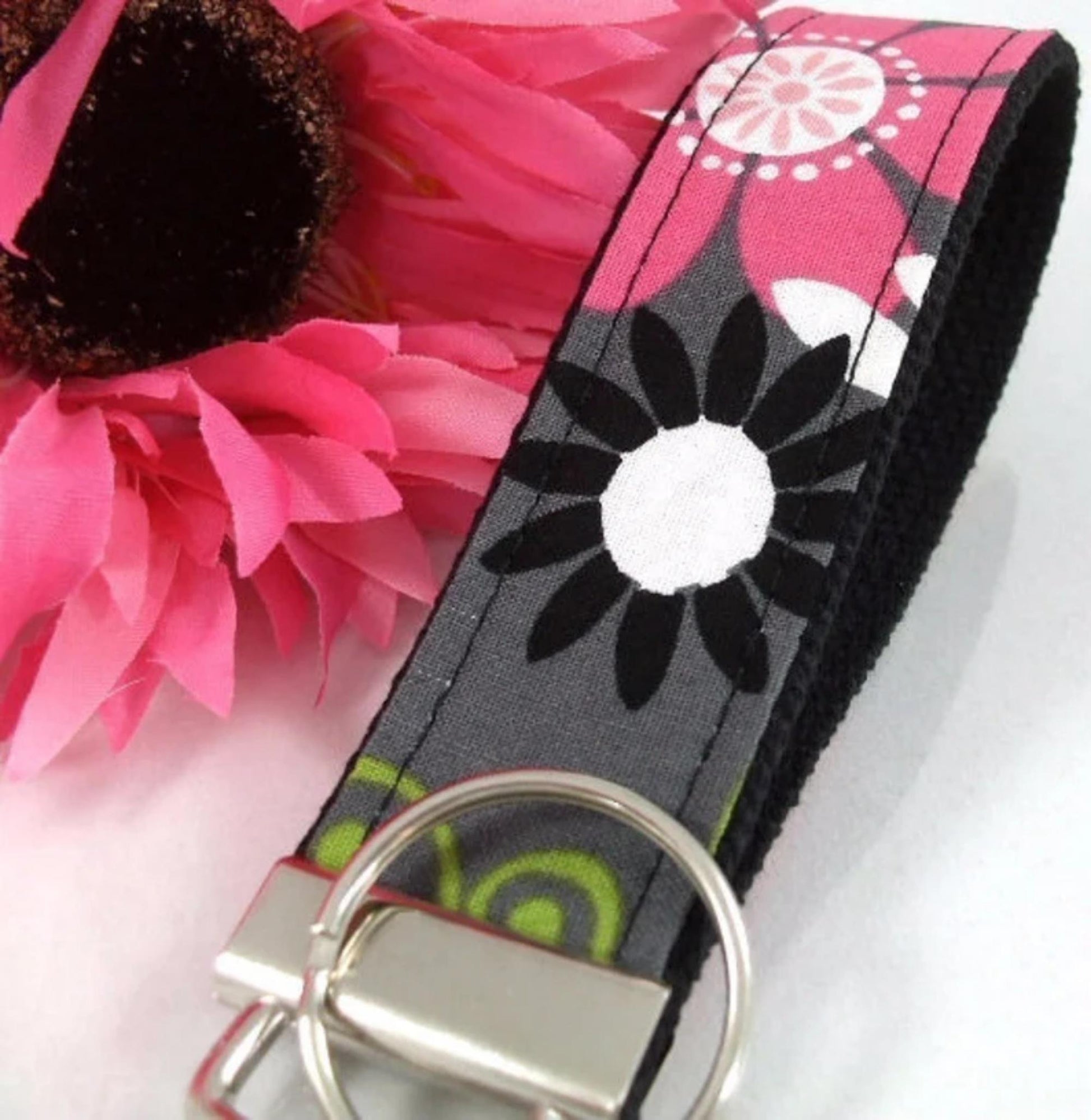 Floral Keychain in Grey Pink