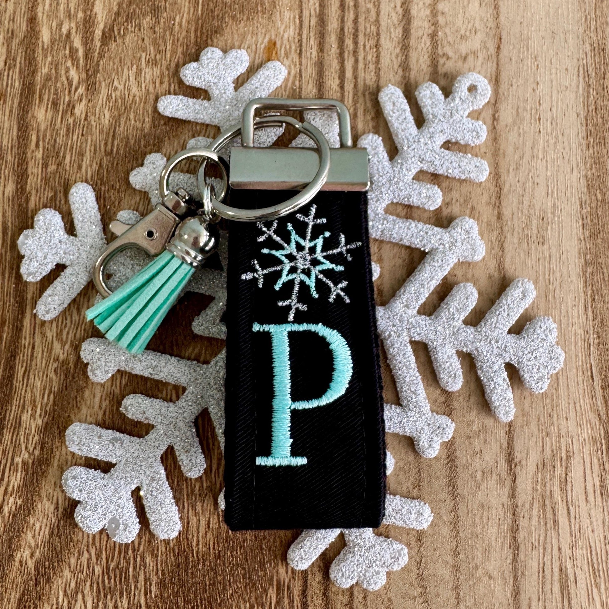 Handmade Snowflake Keychain, Winter Birthday Gift, Snowflake Gifts, Initial Keychain, Snowflake Bridal, Winter Bridal Shower, Skier Gifts