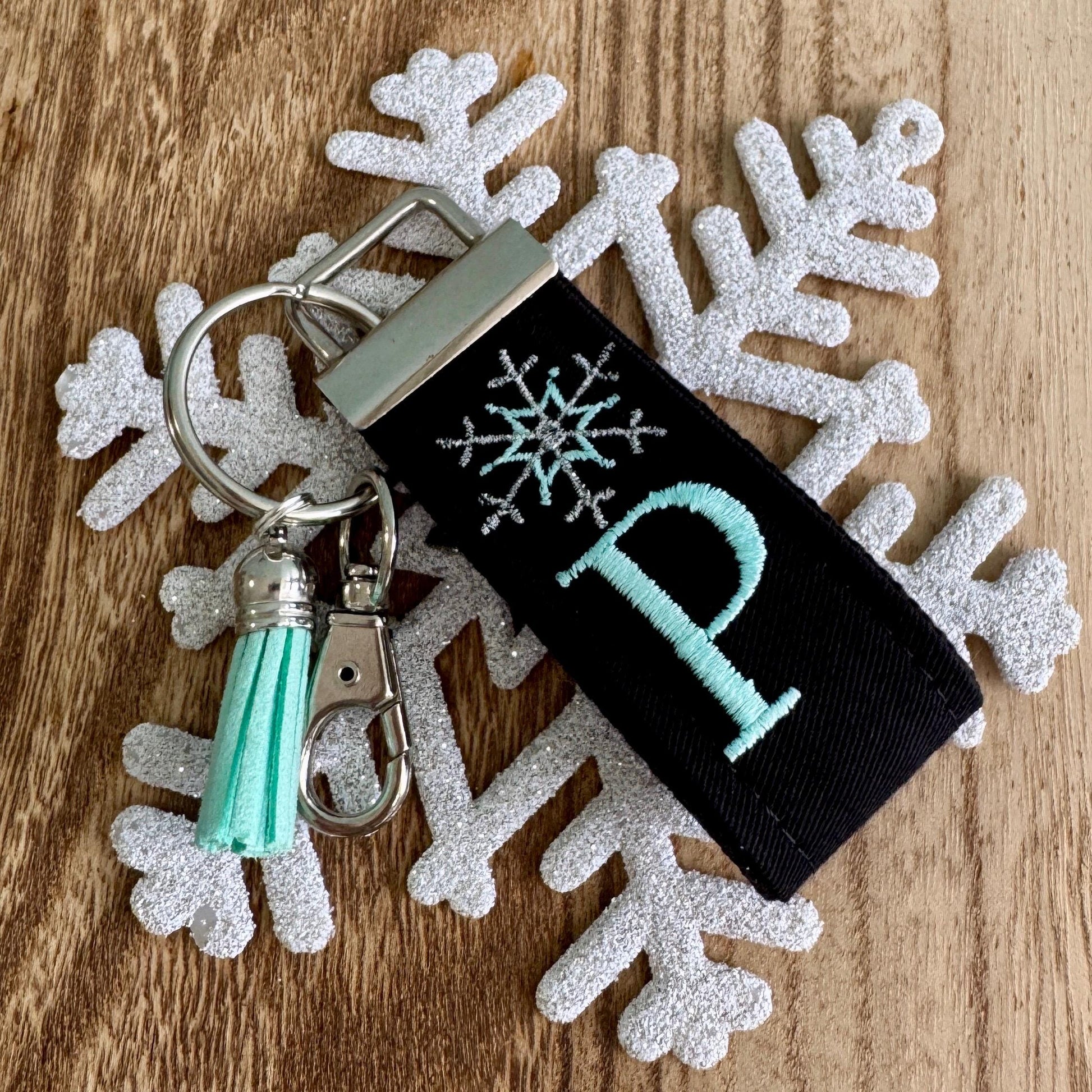 Handmade Snowflake Keychain, Winter Birthday Gift, Snowflake Gifts, Initial Keychain, Snowflake Bridal, Winter Bridal Shower, Skier Gifts