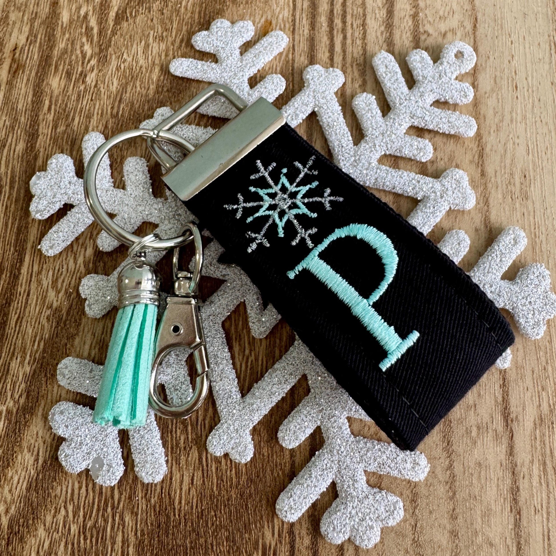 Handmade Snowflake Keychain, Winter Birthday Gift, Snowflake Gifts, Initial Keychain, Snowflake Bridal, Winter Bridal Shower, Skier Gifts