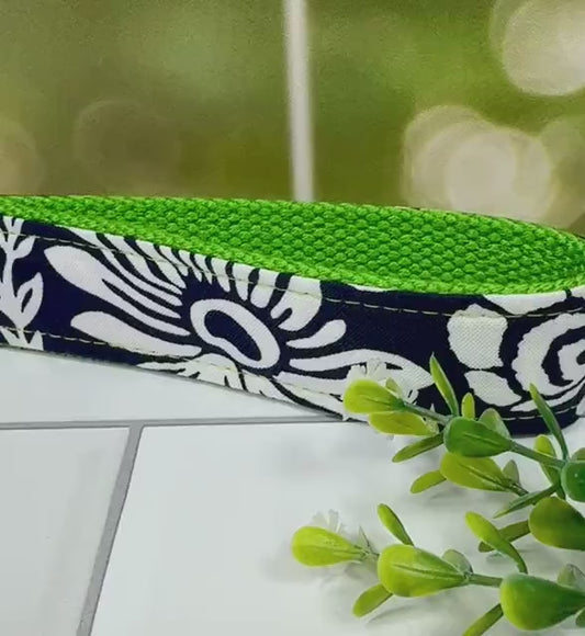 Wristlet Keychain Cute, Flowers Keychain, Daisies Gifts, Teacher Gift, Wrist Keychain, Floral Gifts, Retirement Gifts, Blue Keychain