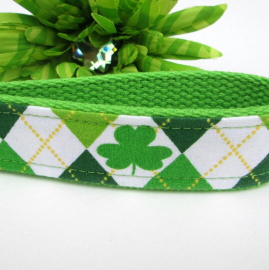 Shamrock Keychain, St. Patricks Day Gifts, Wristlet Keychain, Luck of the Irish, Four Leaf Clover Keychain, Irish Keychain, Wrist Keychain