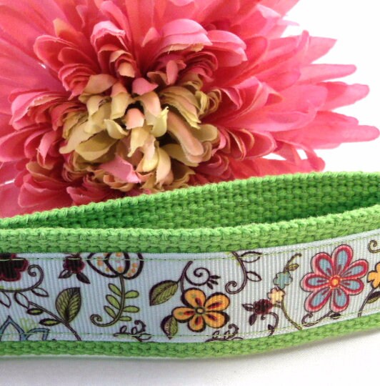 Floral Ribbon Key Fob in Aqua Lime