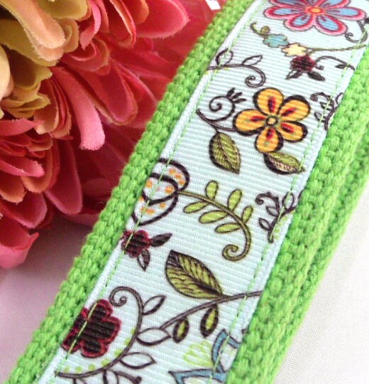 Floral Ribbon Key Fob in Aqua Lime